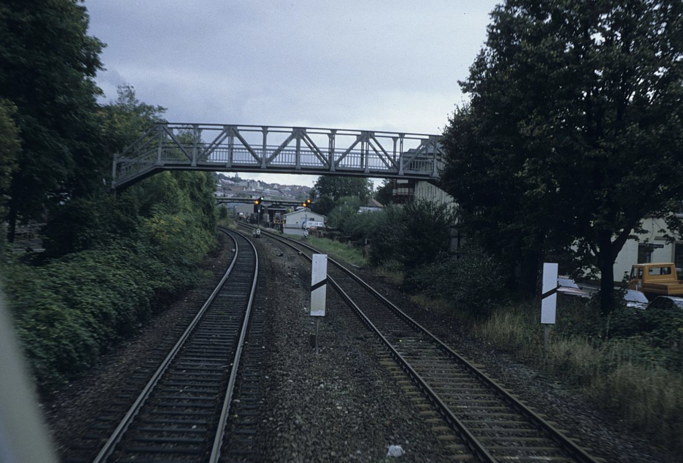 Maihäldensteg und Baumannbrücke im Herbst 1994 - Bahnstrecke mit Fußgängerbrücke und umliegender Bebauung